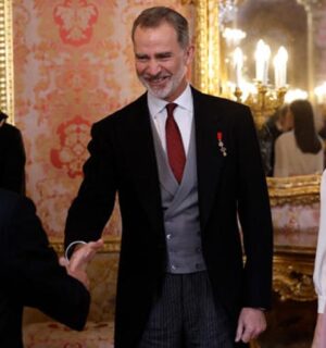 Embajador iraní niega mano a reina Letizia