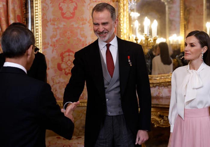 Embajador iraní niega mano a reina Letizia