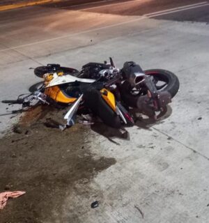 Chocan motociclistas en la avenida Universidad