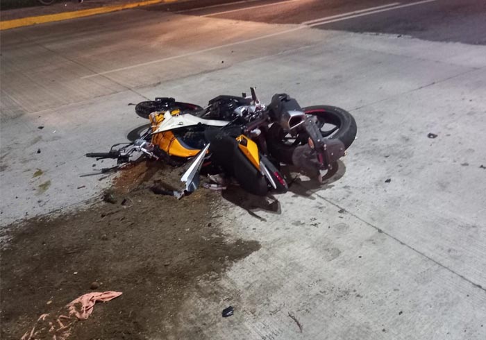 Chocan motociclistas en la avenida Universidad