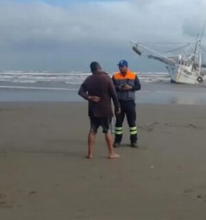 Barco encallado fue hallado con 5 personas