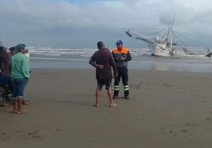 Barco encallado fue hallado con 5 personas