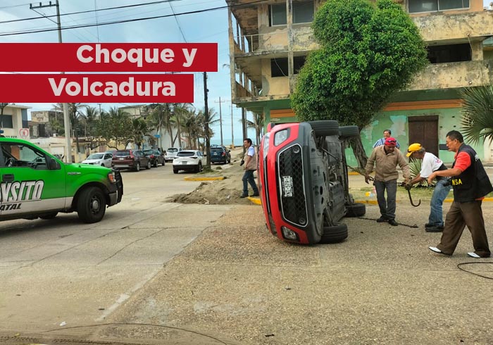 Choque y volcadura en cruce peligroso