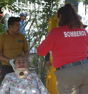 Tres mujeres lesionadas al caer puente