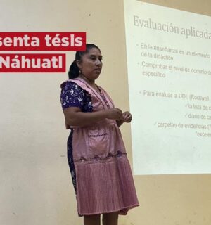 Mujer se gradúa como licenciada con tesis escrita en náhuatl