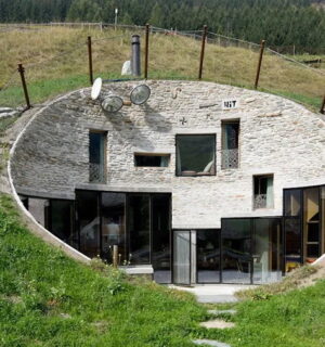 Casa construida dentro de una colina en Suiza