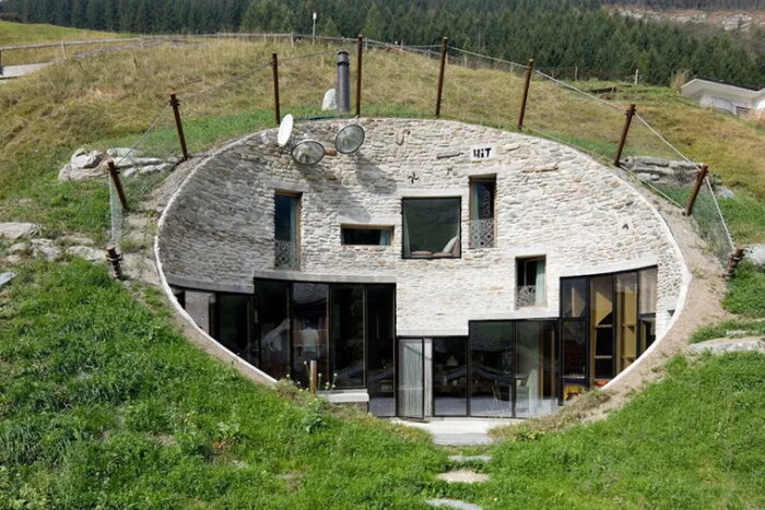 Casa construida dentro de una colina en Suiza