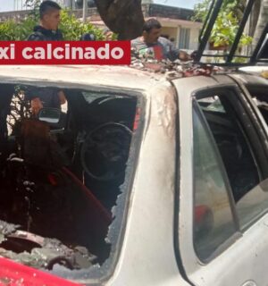 Se incendia taxi en su interior