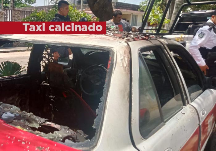 Se incendia taxi en su interior