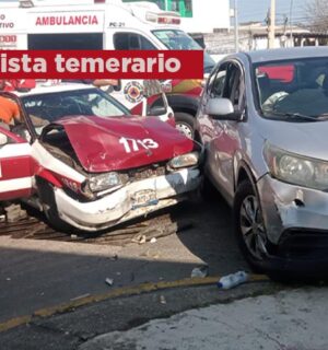 Tres lesionados al chocar taxi