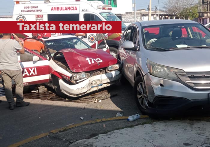 Tres lesionados al chocar taxi