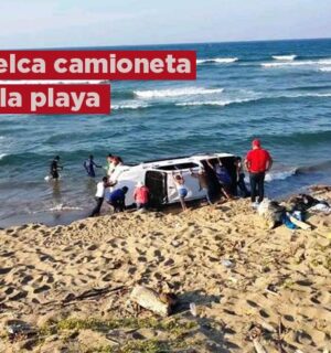 Vuelca camioneta a orilla del mar