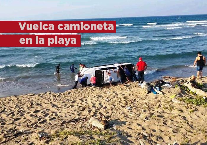 Vuelca camioneta a orilla del mar