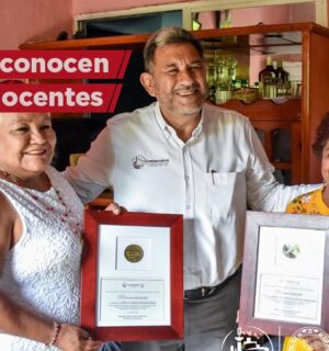 Reciben maestras reconocimientos por 37 años de labor docente