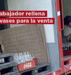 VIDEO: Trabajador de Coca Cola rellena botellas sucias de refresco para venderlas otra vez