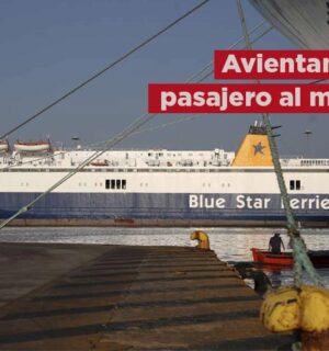 Por llegar tarde, tripulantes de un ferry avientan al mar a un pasajero y muere