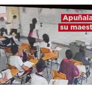 VIDEO: En plena clase un alumno apuñala a su maestra