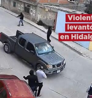 Video: Grupo armado tira portón para sacar a un hombre de su casa en Hidalgo