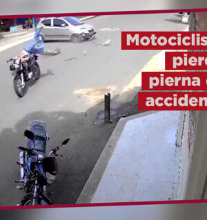 VIDEO: Motociclista iba a exceso de velocidad y pierde la pierna tras rozar con un auto