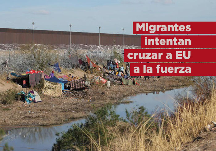 Migrantes intentan cruzar masivamente a EU derribando malla ciclónica