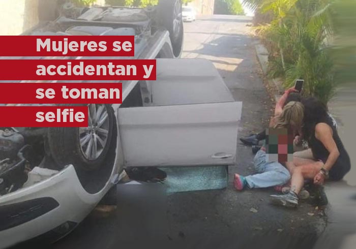 (VIDEO) Jóvenes en estado de ebriedad vuelcan su auto y se toman selfie: “mi real y yo”