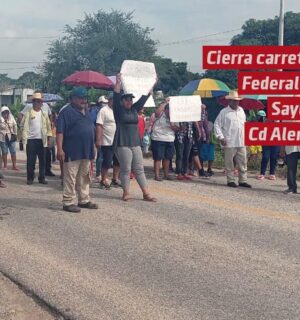 Vecinos cierran carretera federal 145