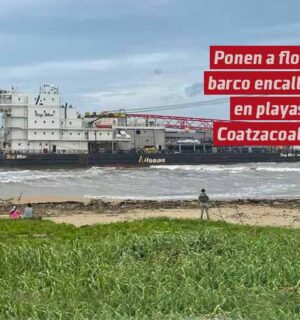 Ponen a flote barco encallado hace 19 días en playa de Coatzacoalcos