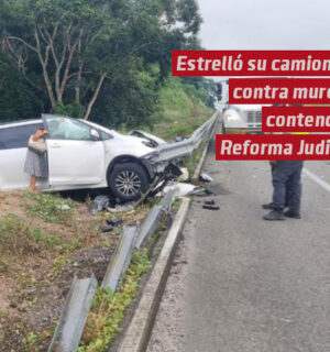 Estrelló su camioneta contra muro de contención metálico