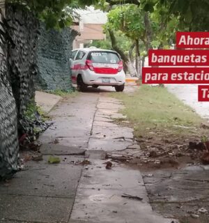 Ahora las banquetas son para estacionar taxis