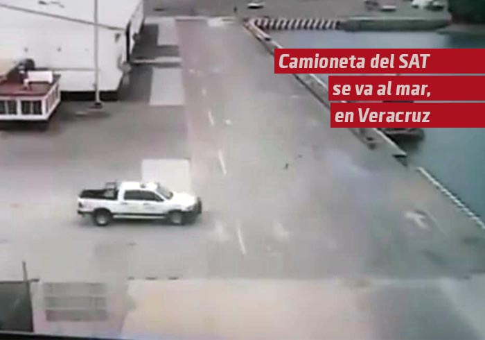 Camioneta del SAT se va al mar en puerto de Veracruz