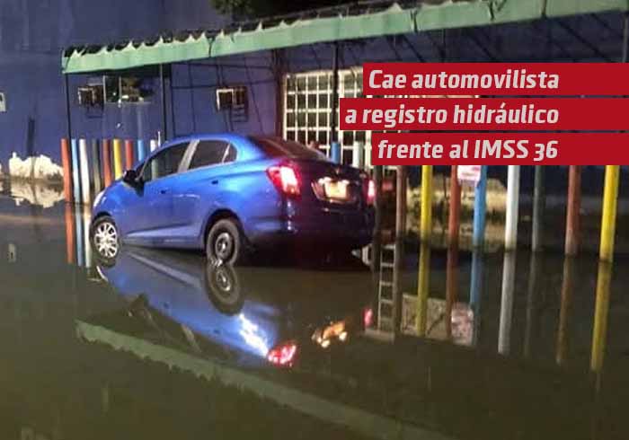 Cae automovilista a registro hidráulico frente al IMSS