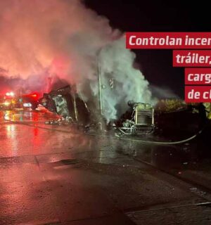 Controlan incendio de tráiler; iba cargado de cloro