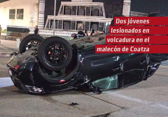 Dos jóvenes lesionados en aparatosa volcadura de camioneta en el Malecón Costero