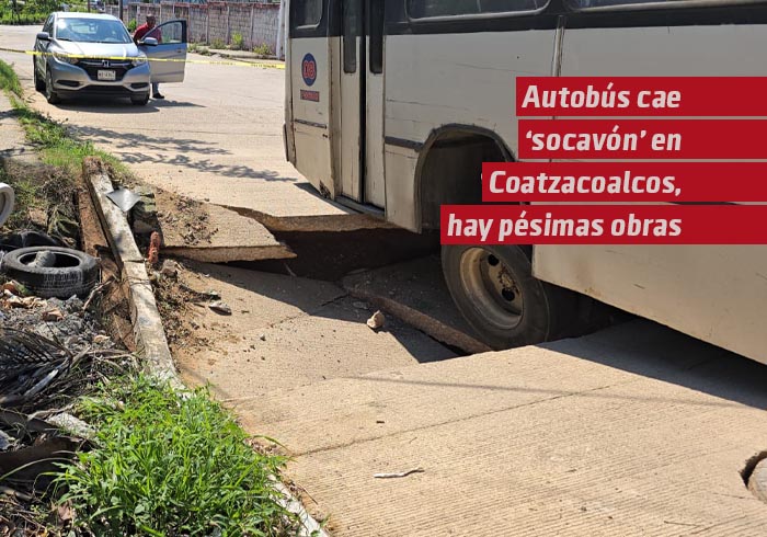 Autobús cae en socavón en Coatzacoalcos