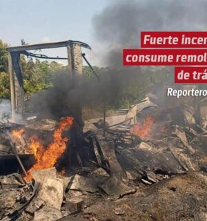 Fuerte incendio consume remolque de tráiler en la carretera Las Choapas-Ocozocoautla
