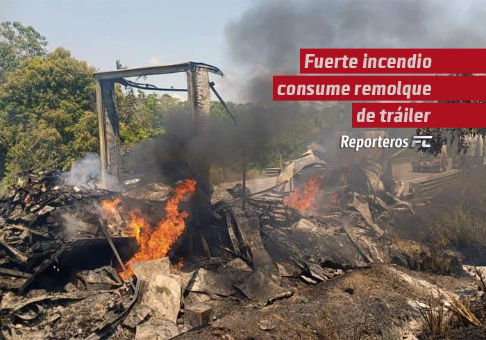 Fuerte incendio consume remolque de tráiler en la carretera Las Choapas-Ocozocoautla