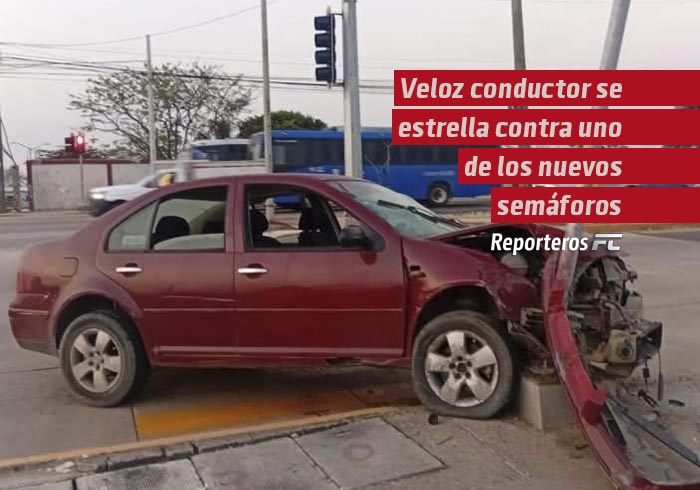 Veloz conductor se estrella contra uno de los nuevos semáforos peatonales al poniente de Coatzacoalcos
