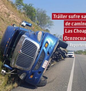 Tráiler sufre salida de camino en la carretera Las Choapas–Ocozocuautla