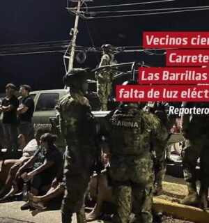 Cientos de Turistas varados sobre la Carretera a Barrillas, a la altura de Ciudad Olmeca