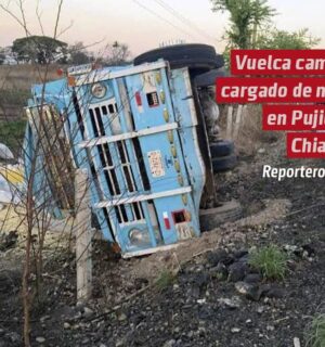 Vuelca camión cargado de maíz en Pujiltic
