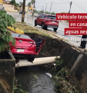 Vehículo termina en canal de aguas negras