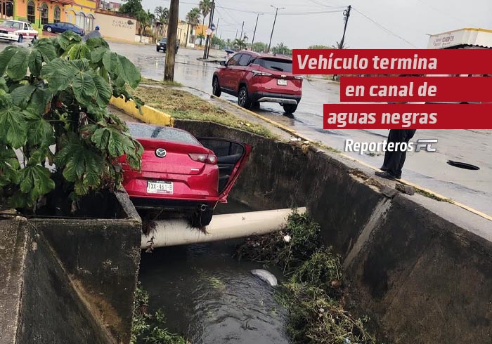 Vehículo termina en canal de aguas negras