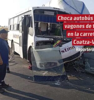 Choca autobús con vagones de tren en la carretera Coatzacoalcos-Villahermosa