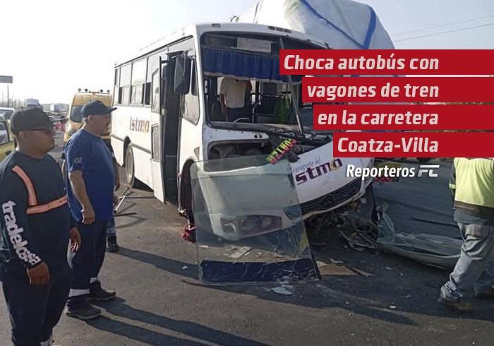 Choca autobús con vagones de tren en la carretera Coatzacoalcos-Villahermosa