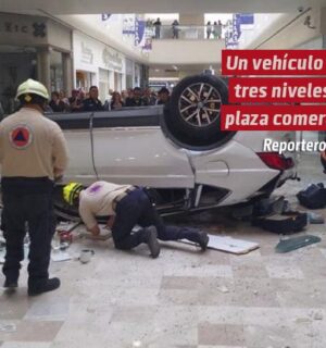 Un vehículo cae tres niveles al interior del centro comercial Plaza Lilas