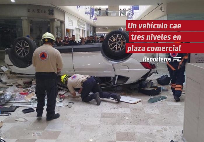 Un vehículo cae tres niveles al interior del centro comercial Plaza Lilas