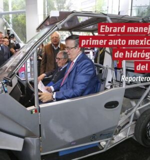 Ebrard maneja el primer auto mexicano de hidrógeno del IPN