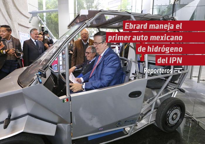 Ebrard maneja el primer auto mexicano de hidrógeno del IPN