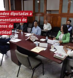 Atienden diputadas a representantes de galleros de la entidad