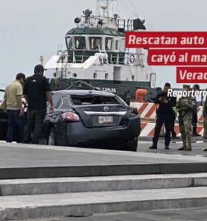 Rescatan auto que cayó al mar